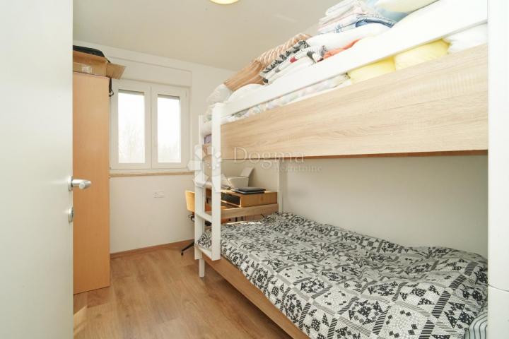 Kuća u nizu (krajnja) okrenuta prema zelenilu, 4 sobe, vrt, 10min od grada