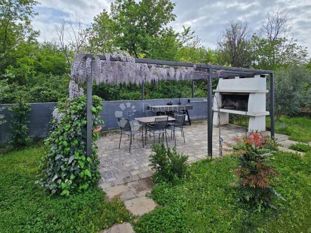 Kuća u nizu (krajnja) okrenuta prema zelenilu, 4 sobe, vrt, 10min od grada