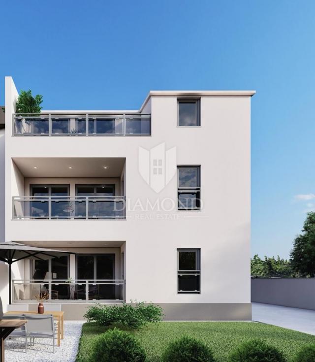 Poreč, okolica, prostrani PENTHOUSE 800 m od mora! 