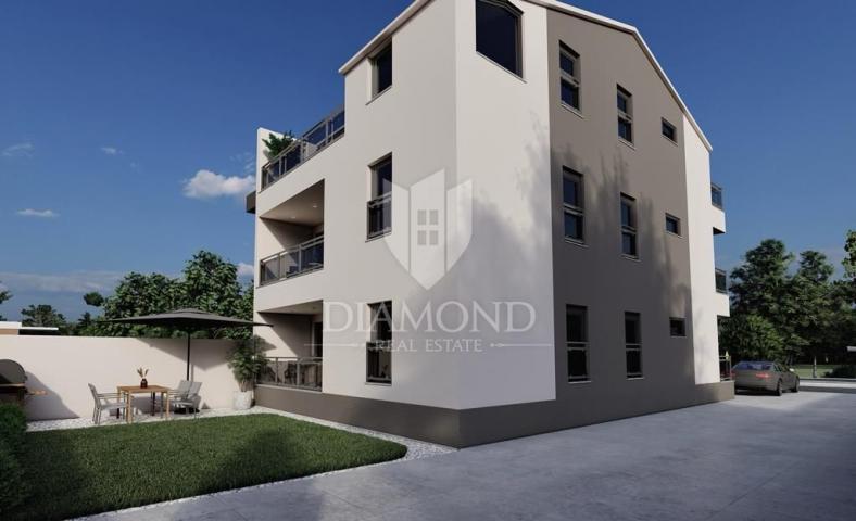 Poreč, okolica, prostrani PENTHOUSE 800 m od mora! 