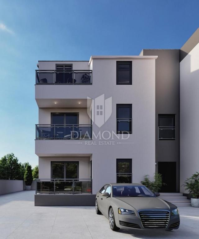 Poreč, okolica, prostrani PENTHOUSE 800 m od mora! 