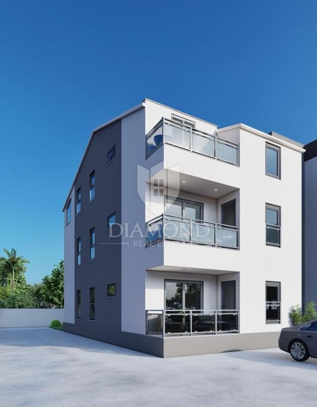 Poreč, okolica, prostrani PENTHOUSE 800 m od mora! 