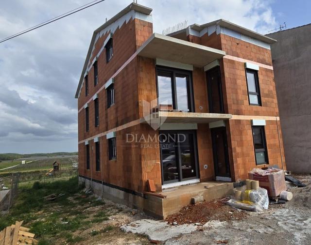 Poreč, okolica, prostrani PENTHOUSE 800 m od mora! 