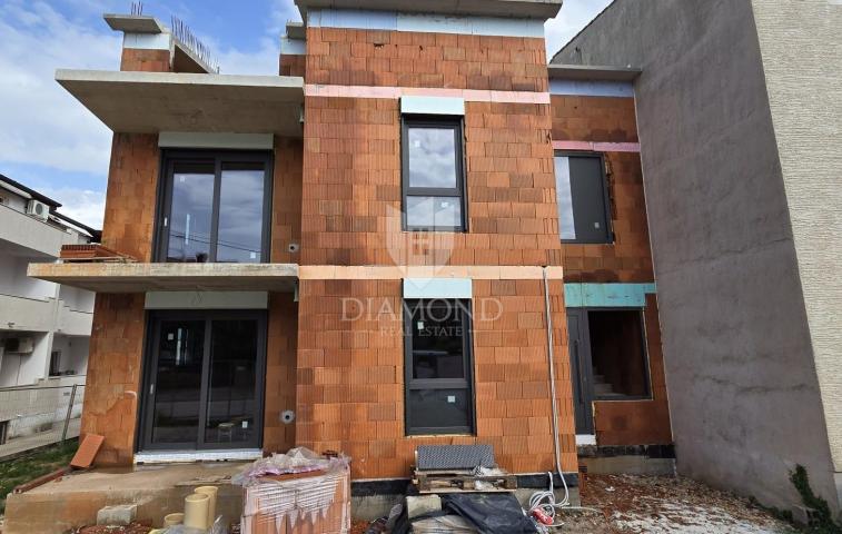Poreč, okolica, prostrani PENTHOUSE 800 m od mora! 