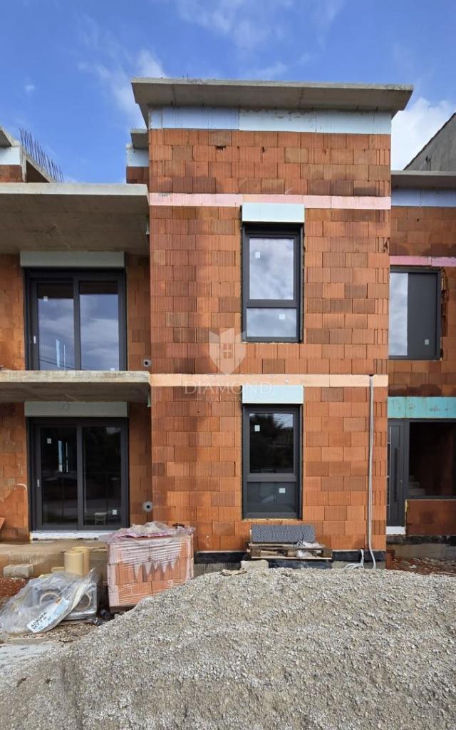 Poreč, okolica, prostrani PENTHOUSE 800 m od mora! 