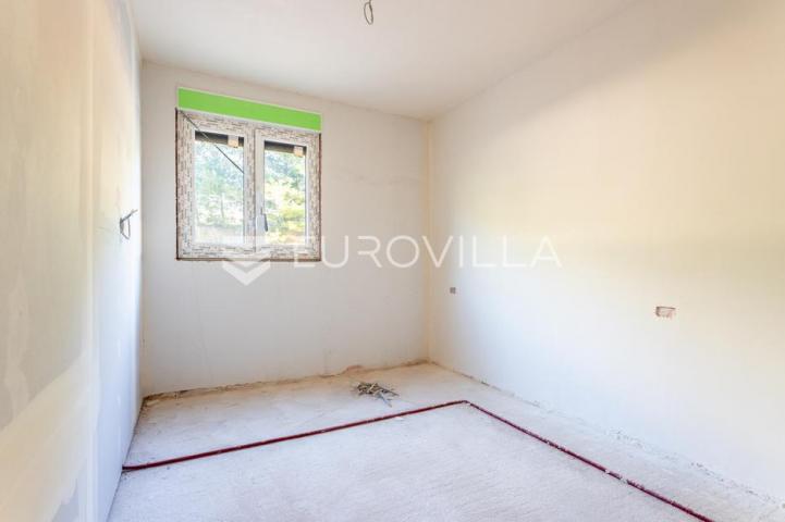Makarska, stan s pogledom na more, prenamijenjen u dva jednosobna apartmana, novogradnja