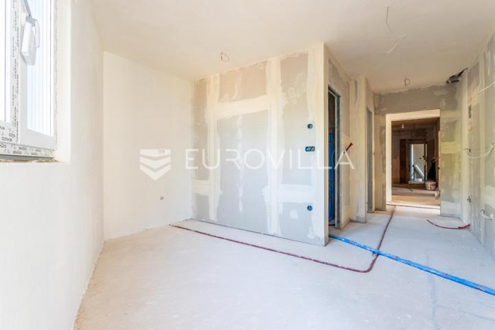 Makarska, stan s pogledom na more, prenamijenjen u dva jednosobna apartmana, novogradnja