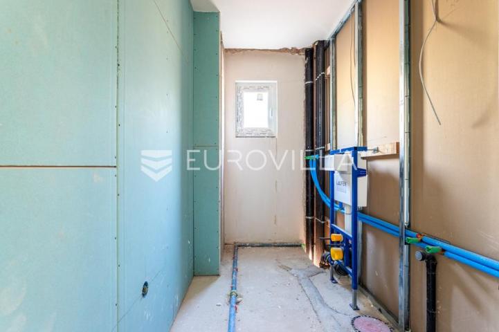 Makarska, stan s pogledom na more, prenamijenjen u dva jednosobna apartmana, novogradnja