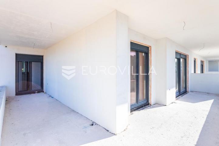 Makarska, stan s pogledom na more, prenamijenjen u dva jednosobna apartmana, novogradnja