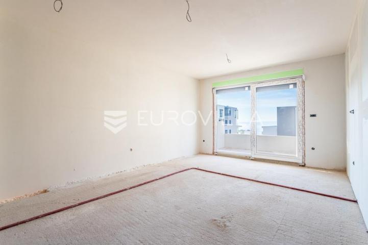 Makarska, stan s pogledom na more, prenamijenjen u dva jednosobna apartmana, novogradnja