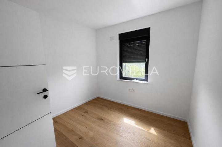 Pag, Jakišnica, trosoban stan s vrtom i konobom u luksuznoj novogradnji, 104,11 m²