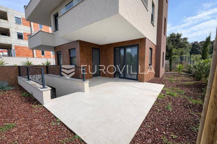 Pag, Jakišnica, trosoban stan s vrtom i konobom u luksuznoj novogradnji, 104,11 m²