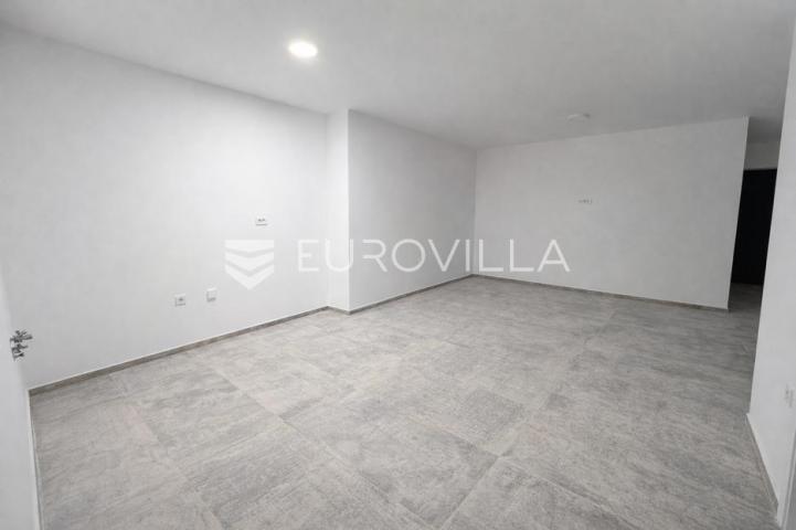 Pag, Jakišnica, trosoban stan s vrtom i konobom u luksuznoj novogradnji, 104,11 m²