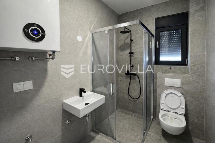 Pag, Jakišnica, trosoban stan s vrtom i konobom u luksuznoj novogradnji, 104,11 m²