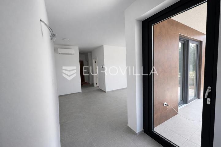 Pag, Jakišnica, trosoban stan s vrtom i konobom u luksuznoj novogradnji, 104,11 m²