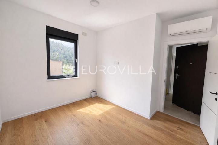Pag, Jakišnica, trosoban stan s bazenom u luksuznoj novogradnji, 122,81 m²