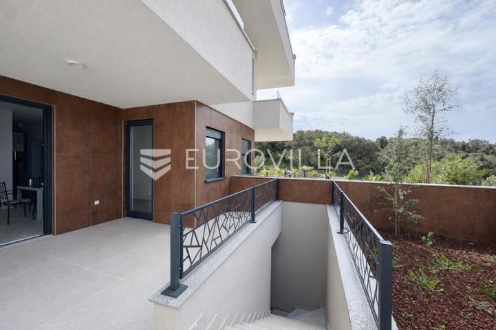 Pag, Jakišnica, trosoban stan s bazenom u luksuznoj novogradnji, 122,81 m²