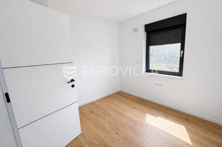 Pag, Jakišnica, trosoban stan s bazenom u luksuznoj novogradnji, 122,81 m²