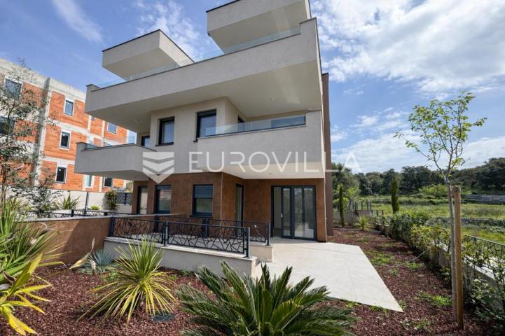 Pag, Jakišnica, trosoban stan s bazenom u luksuznoj novogradnji, 122,81 m²