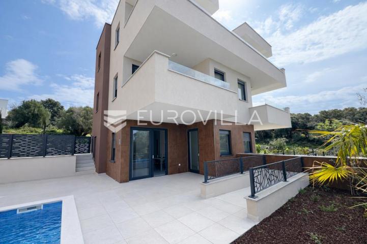 Pag, Jakišnica, trosoban stan s bazenom u luksuznoj novogradnji, 122,81 m²
