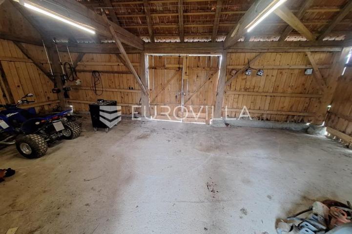 Barilovići, Perjasica, 2 drvene kuće 350 m² s pomćnom zgradom na mirnoj lokaciji