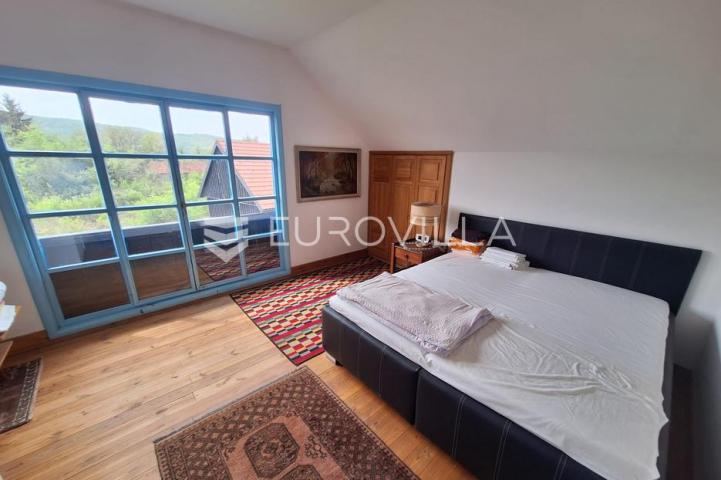 Barilovići, Perjasica, 2 drvene kuće 350 m² s pomćnom zgradom na mirnoj lokaciji