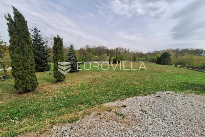 Barilovići, Perjasica, 2 drvene kuće 350 m² s pomćnom zgradom na mirnoj lokaciji