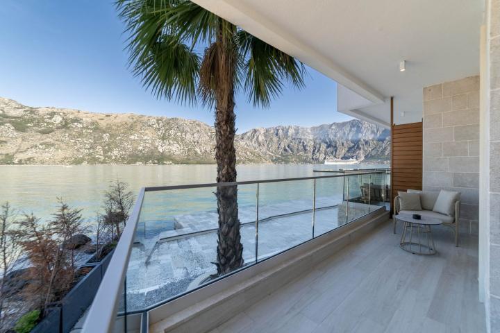 Ekskluzivna vila 164 m² na prvoj liniji do mora – Stoliv, Kotor