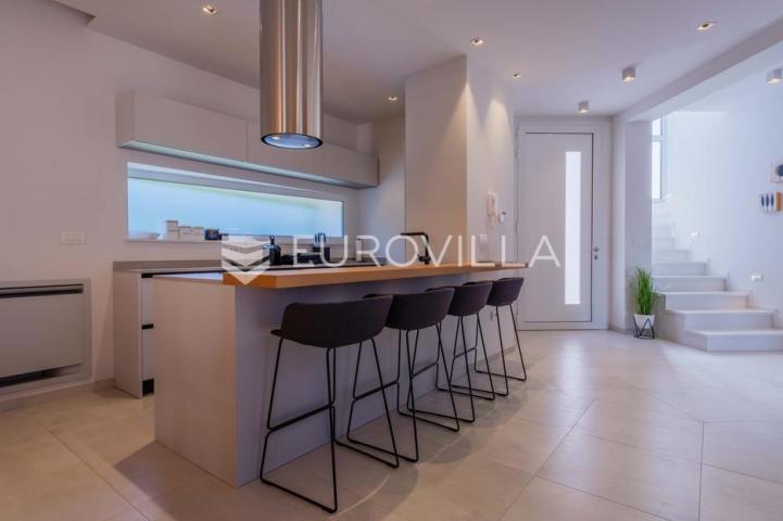 Istra, Funtana, moderna vila 179 m² s bazenom i privatnim parkingom