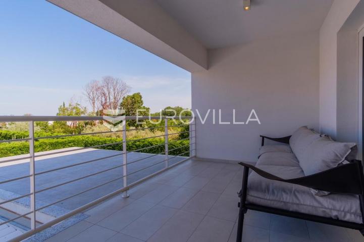 Istra, Funtana, moderna vila 179 m² s bazenom i privatnim parkingom