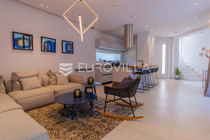 Istra, Funtana, moderna vila 179 m² s bazenom i privatnim parkingom