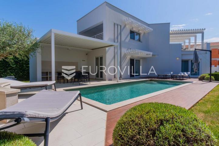 Istra, Funtana, moderna vila 179 m² s bazenom i privatnim parkingom