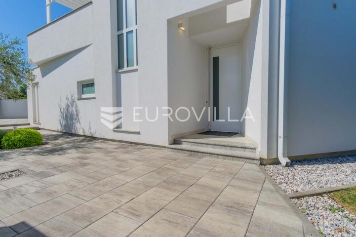 Istra, Funtana, moderna vila 179 m² s bazenom i privatnim parkingom
