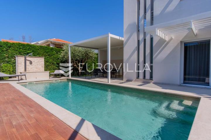 Istra, Funtana, moderna vila 179 m² s bazenom i privatnim parkingom
