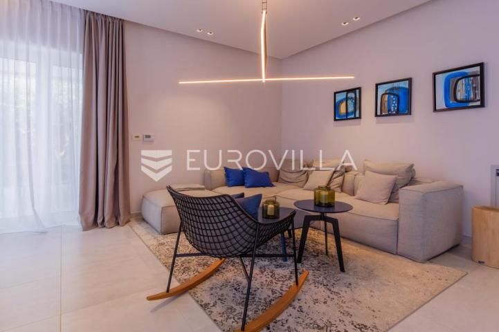 Istra, Funtana, moderna vila 179 m² s bazenom i privatnim parkingom
