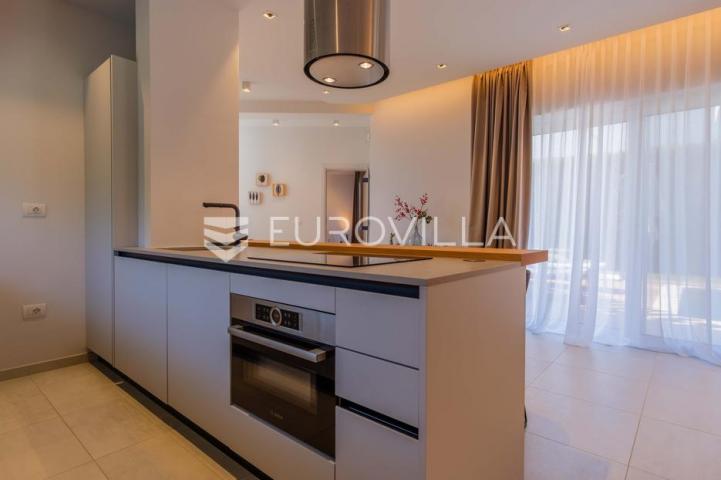 Istra, Funtana, moderna vila 179 m² s bazenom i privatnim parkingom