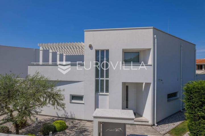 Istra, Funtana, moderna vila 179 m² s bazenom i privatnim parkingom