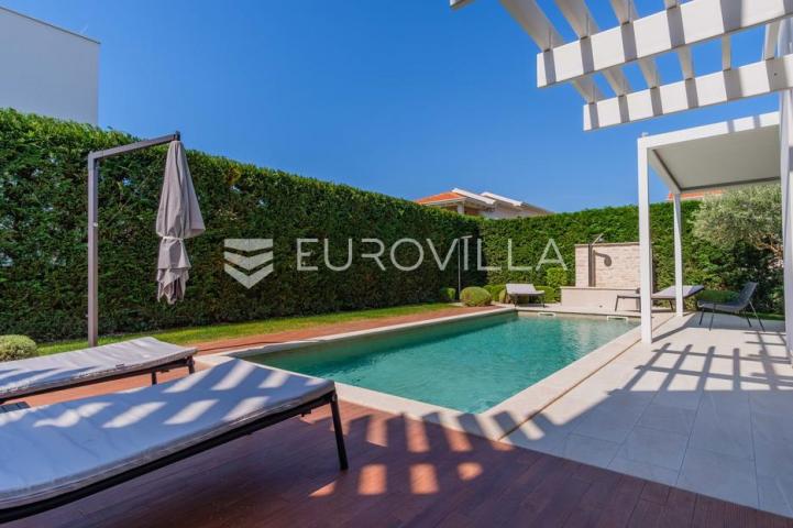 Istra, Funtana, moderna vila 179 m² s bazenom i privatnim parkingom