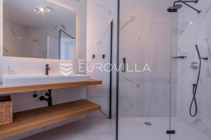 Istra, Funtana, moderna vila 179 m² s bazenom i privatnim parkingom