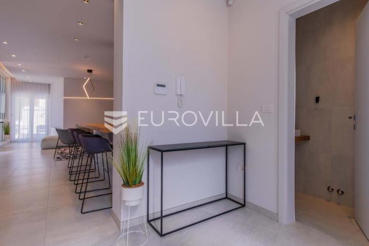 Istra, Funtana, moderna vila 180 m² s bazenom i privatnim parkingom