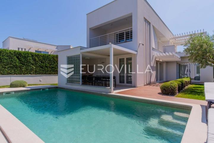 Istra, Funtana, moderna vila 180 m² s bazenom i privatnim parkingom