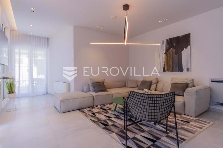 Istra, Funtana, moderna vila 180 m² s bazenom i privatnim parkingom