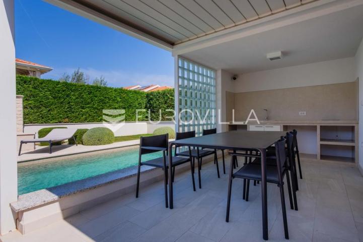 Istra, Funtana, moderna vila 180 m² s bazenom i privatnim parkingom