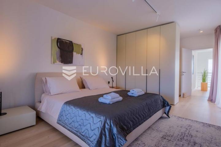 Istra, Funtana, moderna vila 180 m² s bazenom i privatnim parkingom