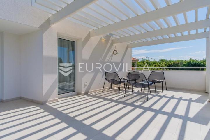 Istra, Funtana, moderna vila 180 m² s bazenom i privatnim parkingom
