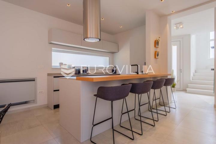 Istra, Funtana, moderna vila 180 m² s bazenom i privatnim parkingom