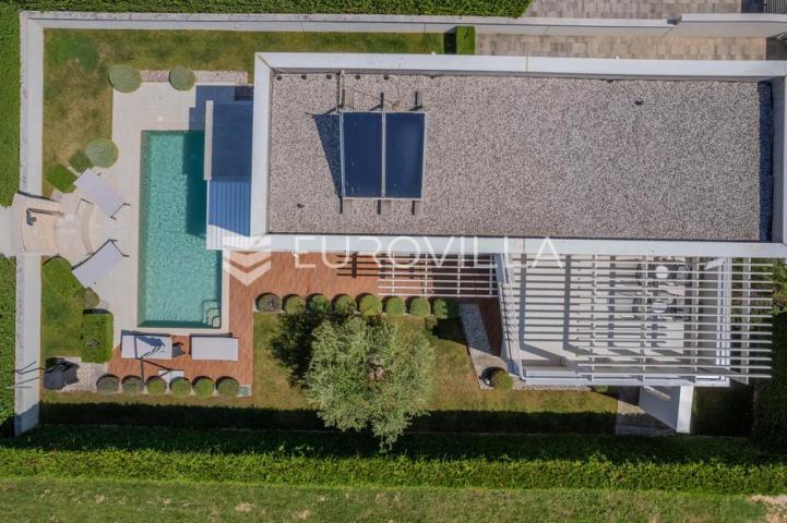 Istra, Funtana, moderna vila 180 m² s bazenom i privatnim parkingom