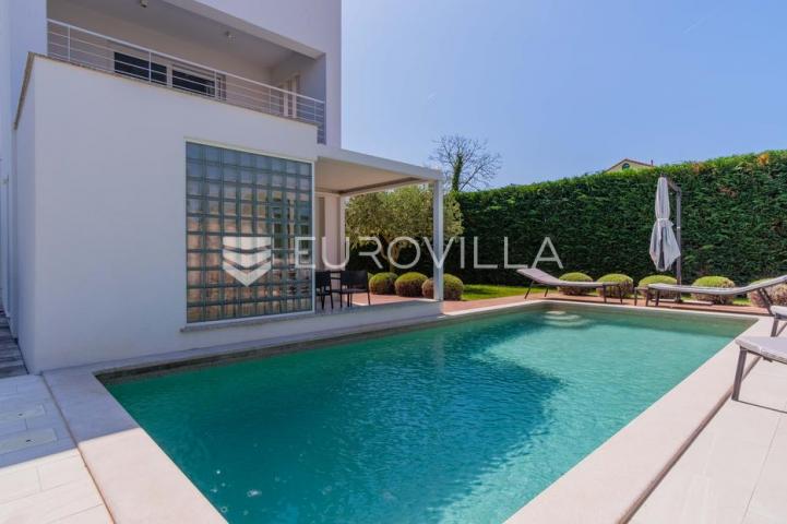 Istra, Funtana, moderna vila 180 m² s bazenom i privatnim parkingom