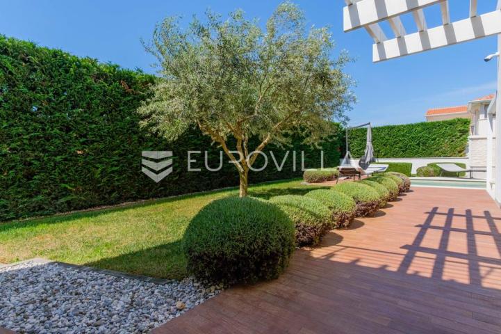 Istra, Funtana, moderna vila 180 m² s bazenom i privatnim parkingom