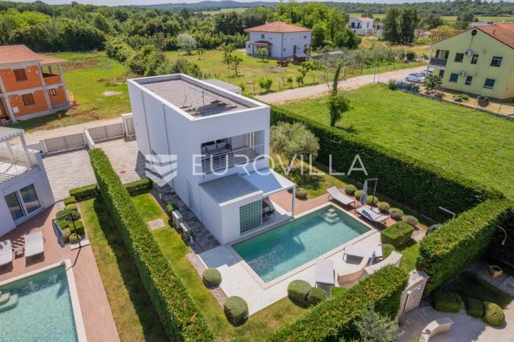 Istra, Funtana, moderna vila 180 m² s bazenom i privatnim parkingom